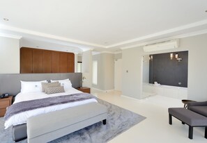 Honeymoon Suite | Minibar, in-room safe, desk, iron/ironing board - Grand Blue D (Cape Town)