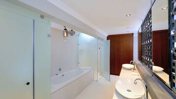Honeymoon suite | Badkamer | Gratis toiletartikelen, badjassen, een bidet, handdoeken