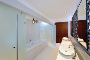 Honeymoon suite | Badkamer | Gratis toiletartikelen, badjassen, een bidet, handdoeken