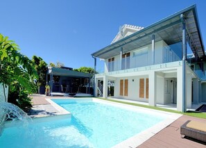 Outdoor pool, pool loungers - Grand Blue D (Cape Town)