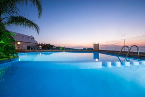 Seasonal outdoor pool, sun loungers - Esplanade Apartments (Chania)