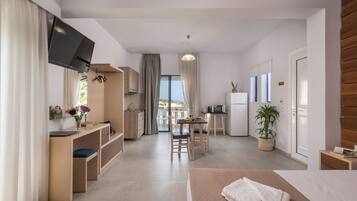 Superior-Studio, 1 King-Bett, Meerblick | Zimmersafe, Schreibtisch, laptopgeeigneter Arbeitsplatz