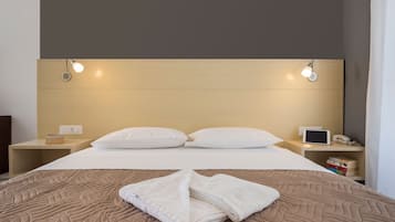 Studio Klasik, 1 Tempat Tidur Queen | 1 kamar tidur, brankas, meja kerja, dan ruang kerja ramah laptop
