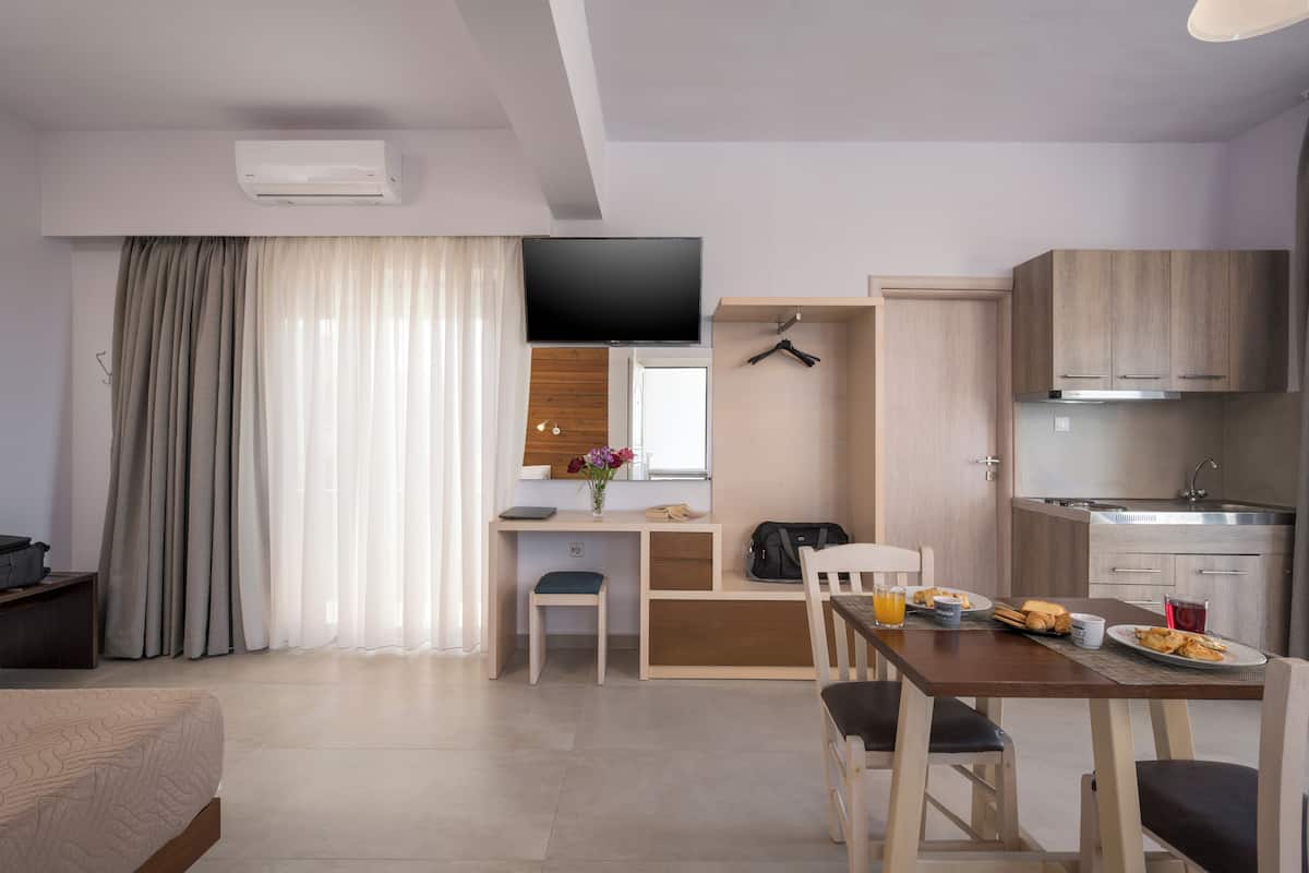 Estúdio superior, 1 cama King, vista para o mar | 1 quarto, cofres nos quartos, escrivaninha