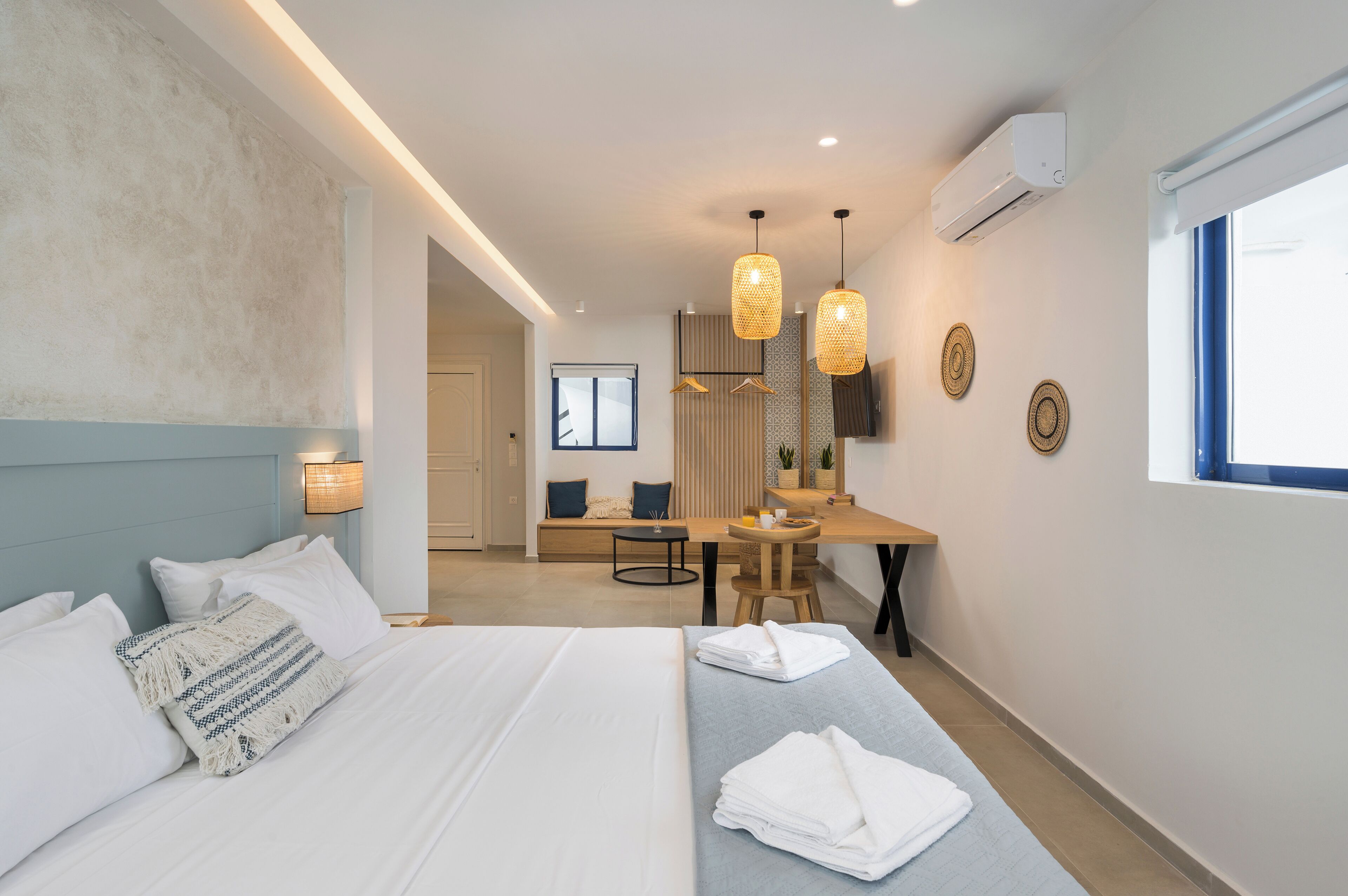 Deluxe Studio, 1 King Bed | In-room safe, desk, laptop workspace, blackout curtains