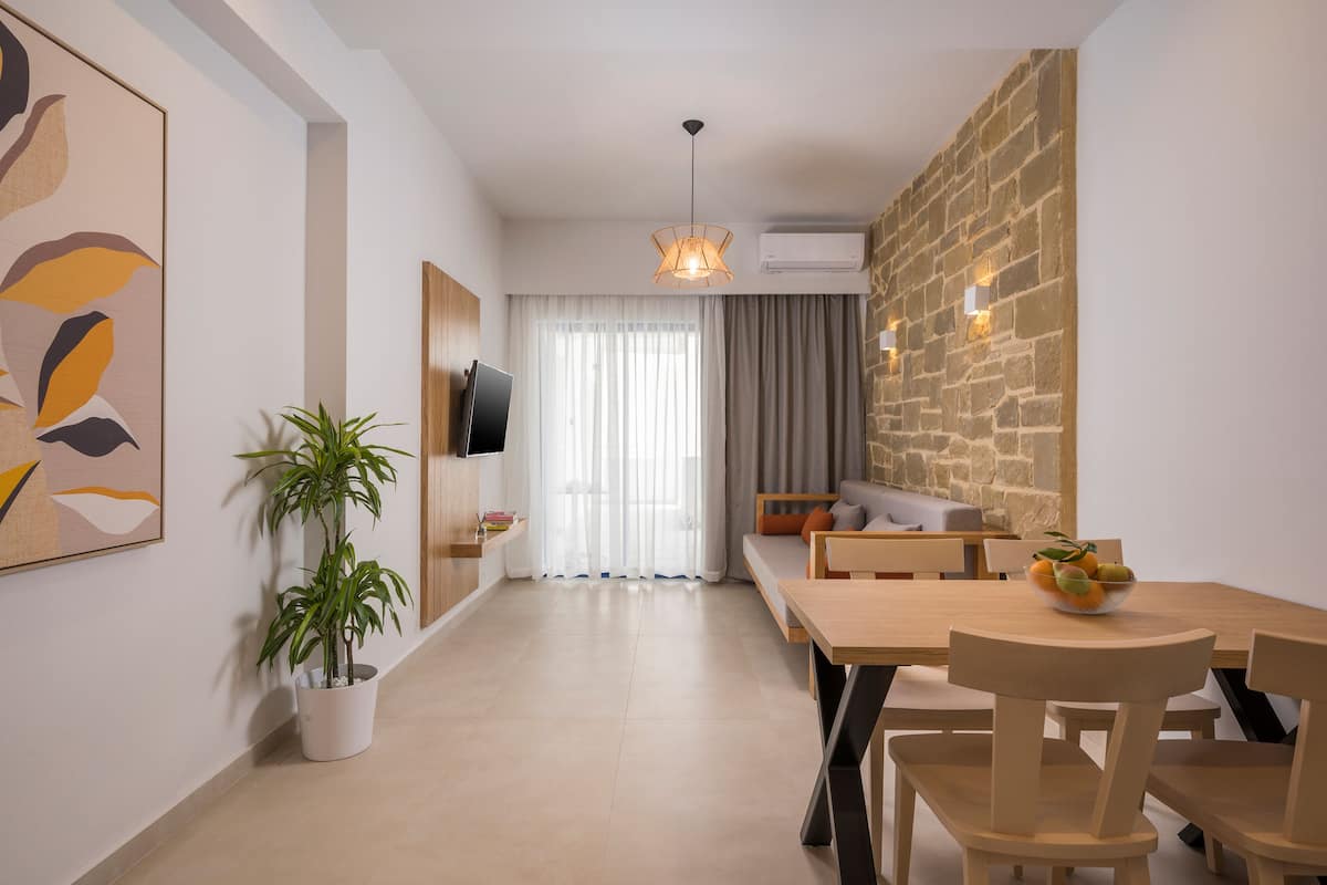 Apartamento superior, 1 quarto | Área de estar | TV de tela plana 43 polegadas com canais via satélite, TV