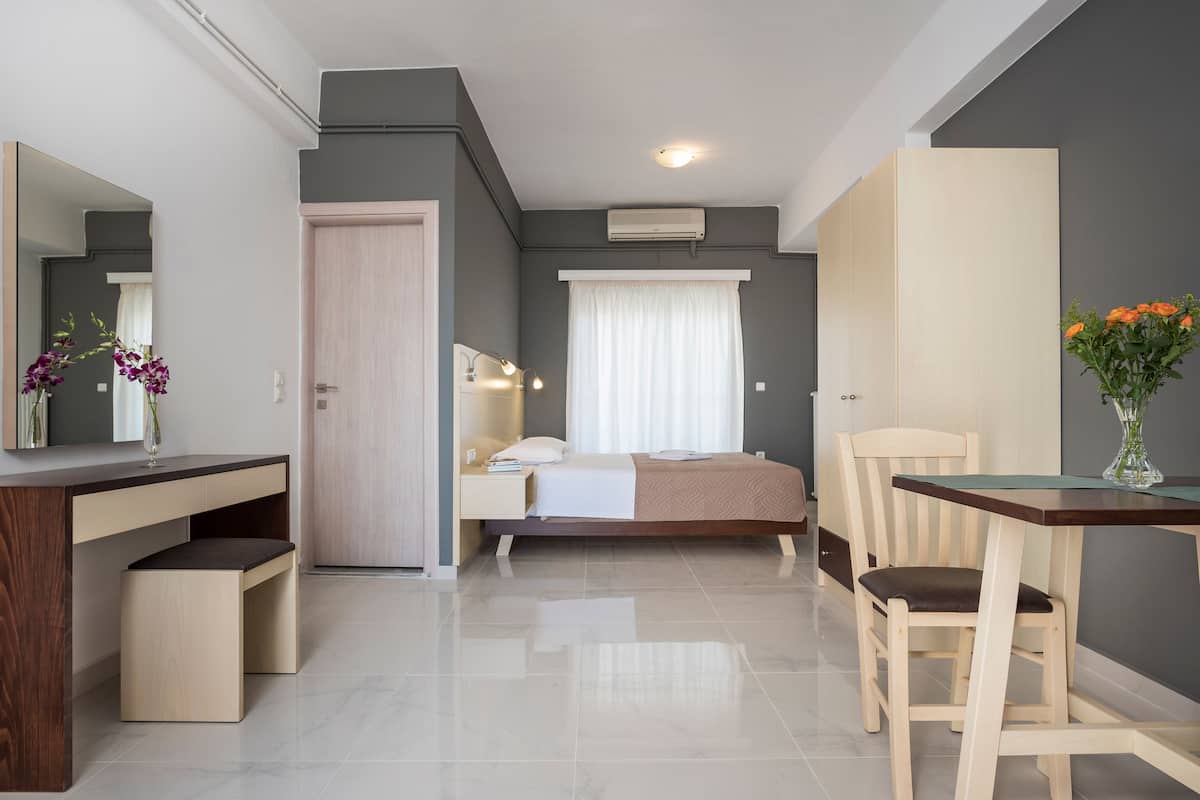 Estúdio clássico, 1 cama Queen | 1 quarto, cofres nos quartos, escrivaninha