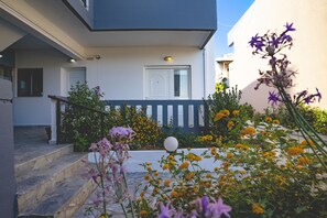 Garden view - Esplanade Apartments (Chania)