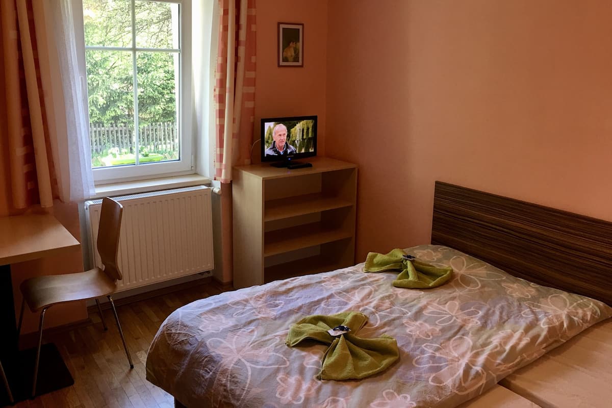 Quarto casal básico, no piso térreo (Room 1, Private Bathroom) | Camas extras/dobráveis (sobretaxa)