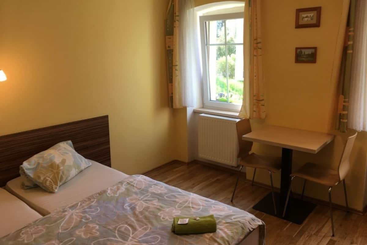 Quarto casal standard, no piso térreo (Room 2, Private Bathroom) | Camas extras/dobráveis (sobretaxa)