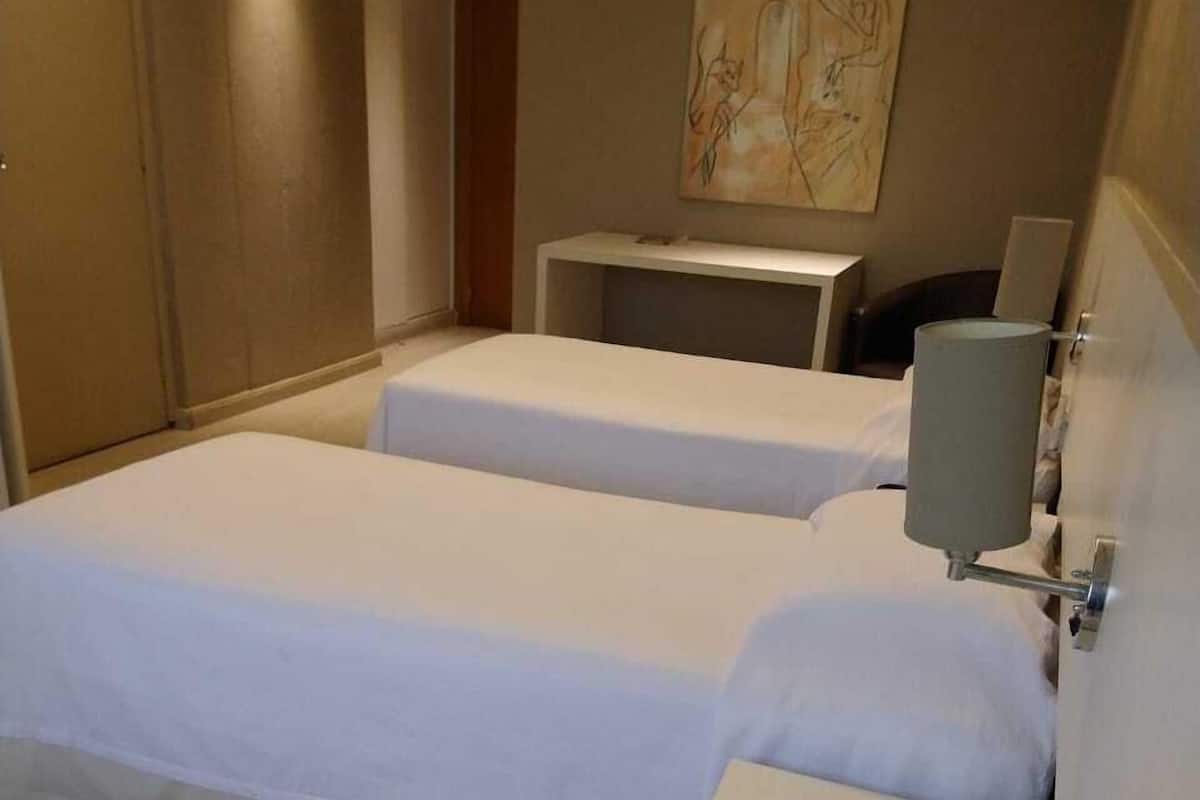 ميني بار وخزنة داخل الغرفة ومكتب وستائر تعتيم