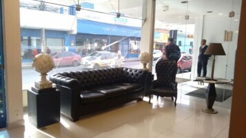 Área de estar no saguão