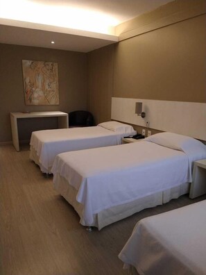 Superior Triple Room | Minibar, in-room safe, desk, blackout drapes - Hotel Manta (Pelotas)