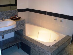 Shower, free toiletries, hair dryer, towels - Hotel Manta (Pelotas)