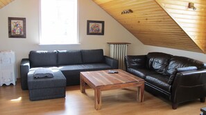 Borgaríbúð - 3 svefnherbergi (Lundargata 6) | Stofa | Flatskjársjónvarp