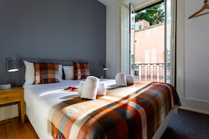 Apartment, 2 Bedrooms (Rua do Sol a Santa Catarina, 26) | Soundproofing, cribs/infant beds, free WiFi, bed sheets
