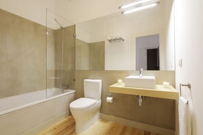 Shower, hair dryer, towels - Santa Catarina Apartments by linc (Lisbon)