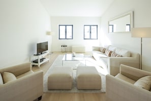 Deluxe Apartment, 3 Bedrooms (Largo Dr. António de Sousa Macedo, 1) | Living room | Flat-screen TV