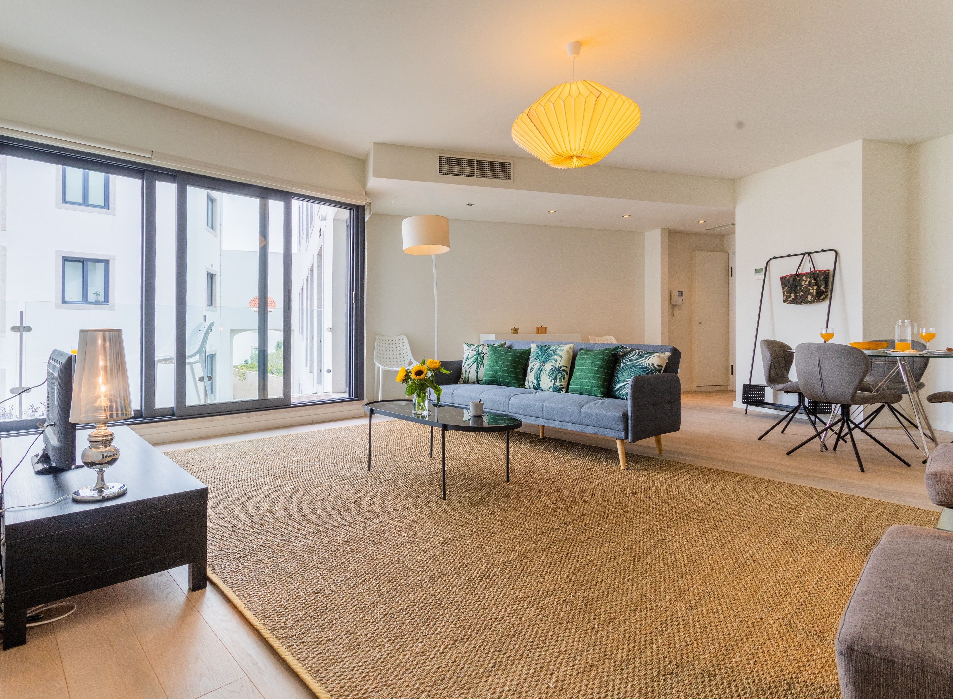 Deluxe-Apartment, 2 Schlafzimmer (Largo Dr. António de Sousa Macedo, 1) | Wohnbereich | Flachbildfernseher