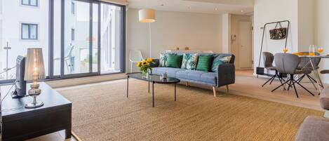 Deluxe-Apartment, 2 Schlafzimmer (Largo Dr. António de Sousa Macedo, 1) | Wohnbereich | Flachbildfernseher