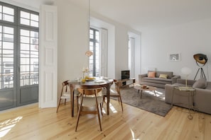Apartment, 2 Bedrooms (Rua do Sol a Santa Catarina - 28) | In-room dining