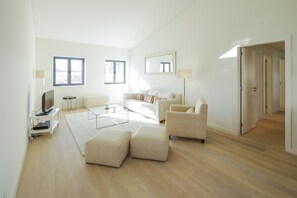 Deluxe Apartment, 3 Bedrooms (Largo Dr. António de Sousa Macedo, 1) | Living room