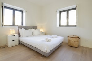 Deluxe Apartment, 3 Bedrooms (Largo Dr. António de Sousa Macedo, 1)