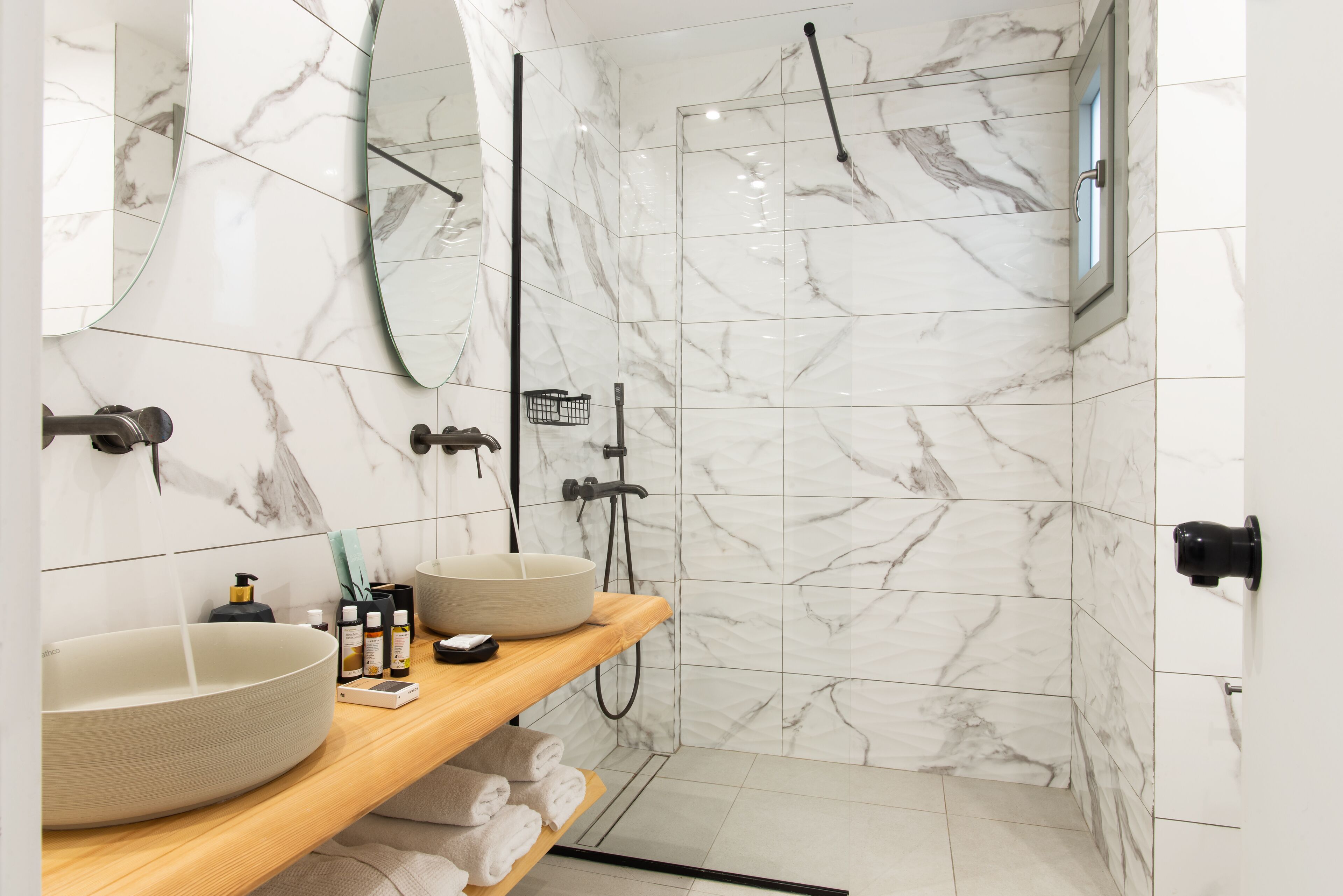 Dusche, Designer-Toilettenartikel, Haartrockner, Bademäntel