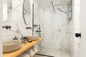 Shower, designer toiletries, hair dryer, bathrobes - Melagrana (Milos)