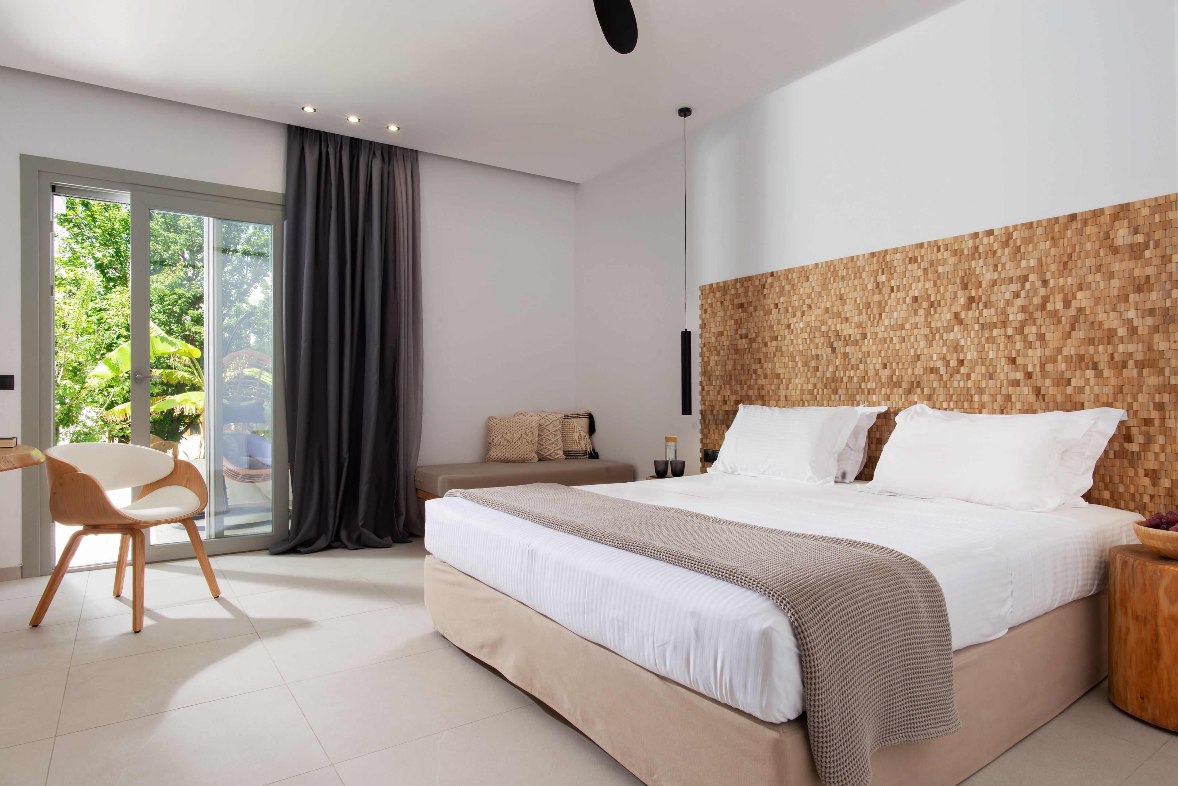 Ein modernes Schlafzimmer mit einem großen Bett, einem Schreibtisch und einem Stuhl.