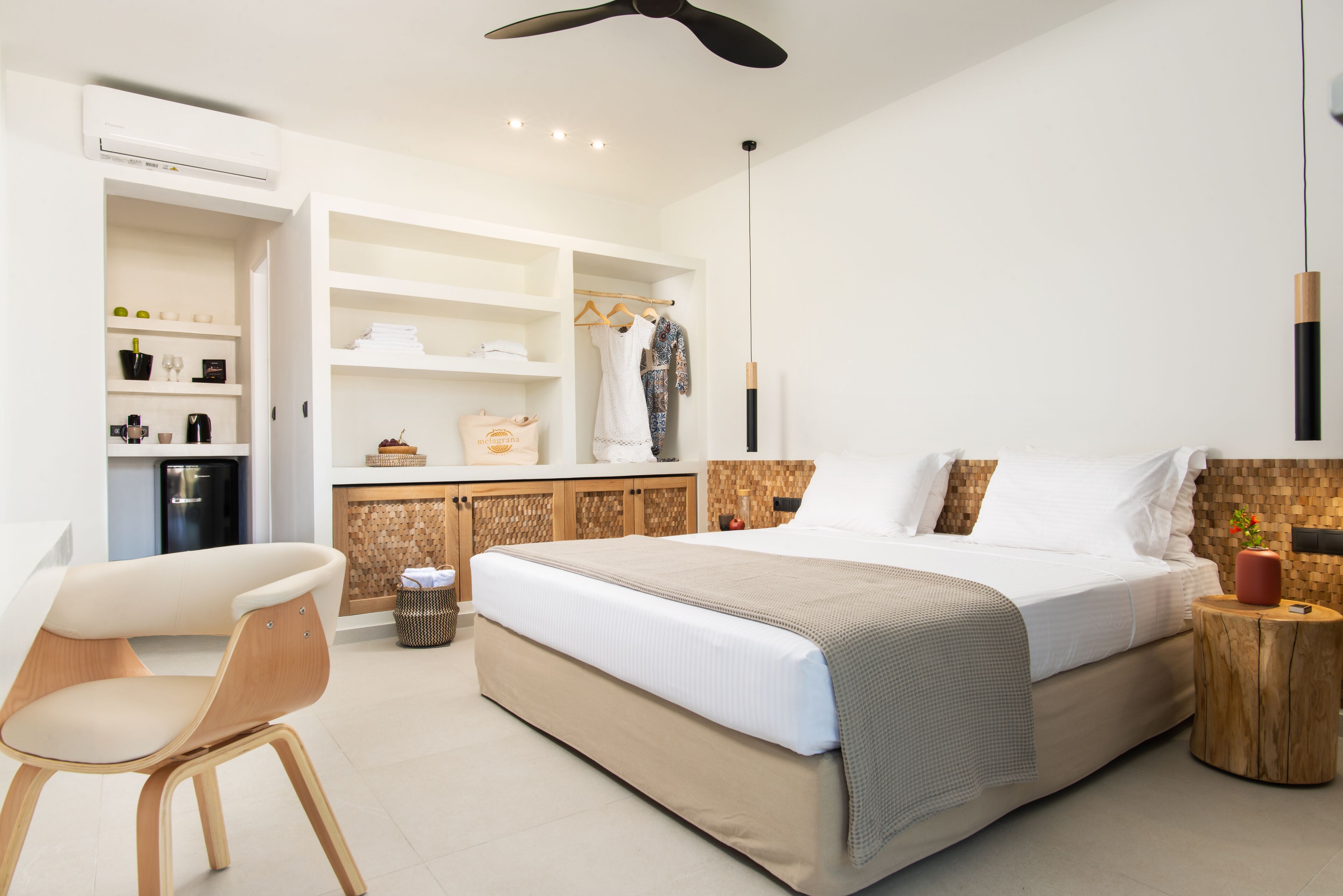 Ropa de cama de alta calidad y caja de seguridad en la habitación 