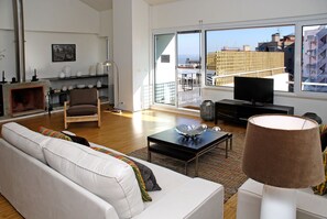Apartment, 3 Schlafzimmer, Terrasse (Travessa de Santo António à Graça, 29) | Wohnzimmer | Flachbildfernseher