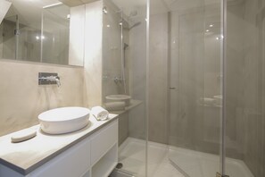 Penthouse, 2 habitaciones, Terraza (Beco do Belo, 6) | Baño | Regadera y toallas 