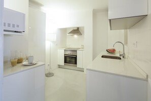 Apartment, 2 Schlafzimmer (Travessa de Santa Luzia, 4) | Eigene Küche | Kühlschrank, Mikrowelle, Ofen, Herdplatte