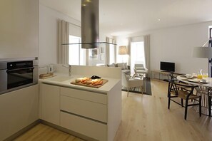 Standard-Apartment, 1 Schlafzimmer (Escolas Gerais, 2A) | Eigene Kochnische | Kühlschrank, Mikrowelle, Ofen, Herdplatte