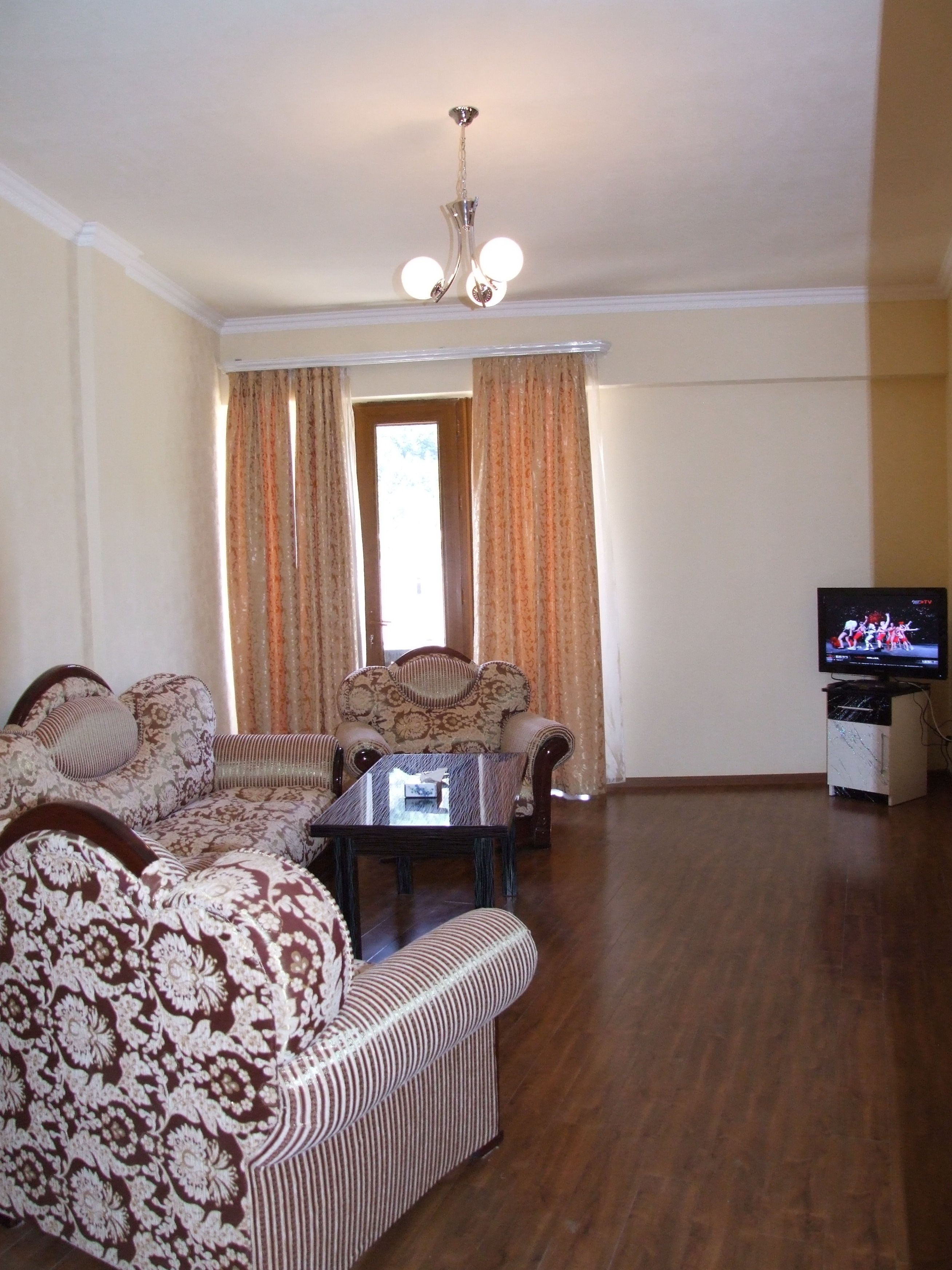 Suite, Mountain View | Living room | Flat-screen TV