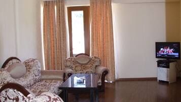 Suite, vue montagne | Salle de séjour | Télévision à écran plat