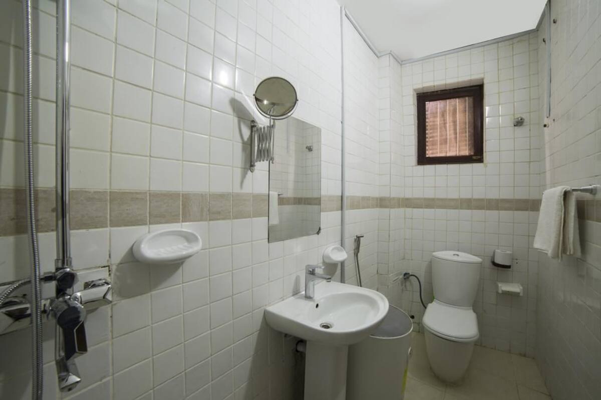 Shower, free toiletries, towels