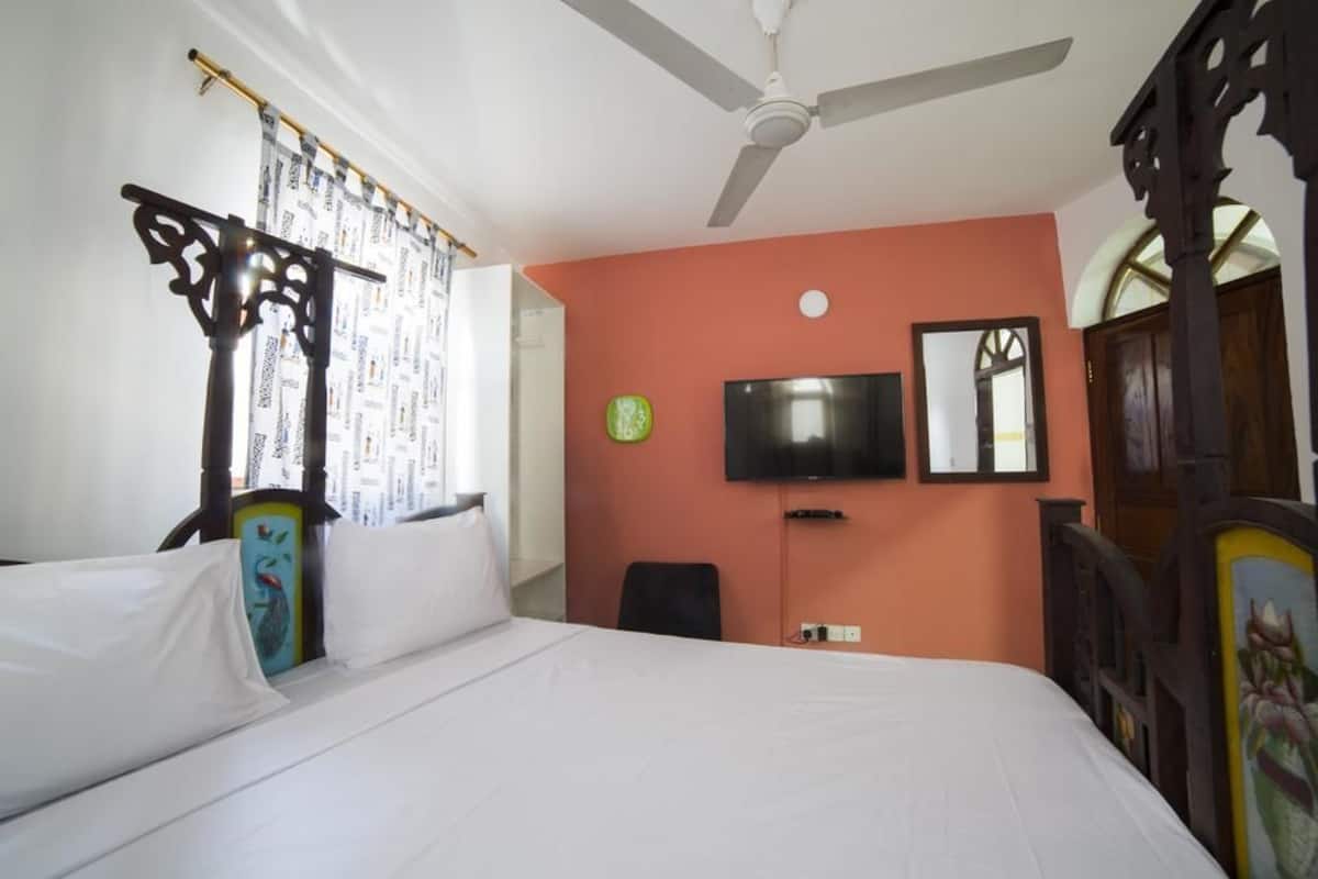 Deluxe Double Room, 1 King Bed, Private Bathroom, Ground Floor