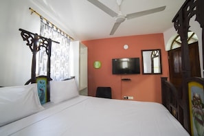 Deluxe Double Room, 1 King Bed, Private Bathroom, Ground Floor