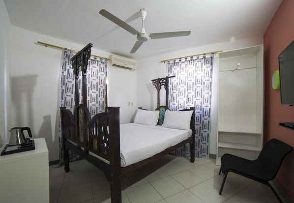 Iron/ironing board - Zanzibar Stone Town Lodge (Zanzibar Town)