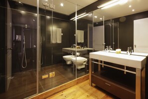 Căn hộ Deluxe, 1 phòng ngủ (Rua São Paulo, 55) | Phòng tắm | Máy sấy tóc, khăn tắm 