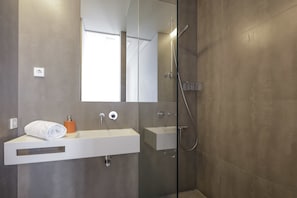 Appartement Standard, 2 chambres (Rua Anchieta, 31) | Salle de bain | Séchoir à cheveux, serviettes fournies
