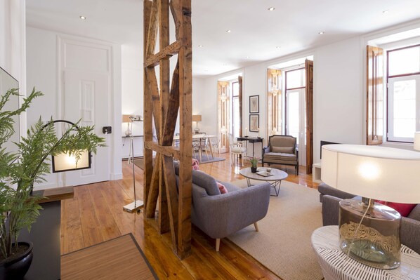 Apartment, 3 Bedrooms (Rua de Santo António da Glória, 97) | Living room