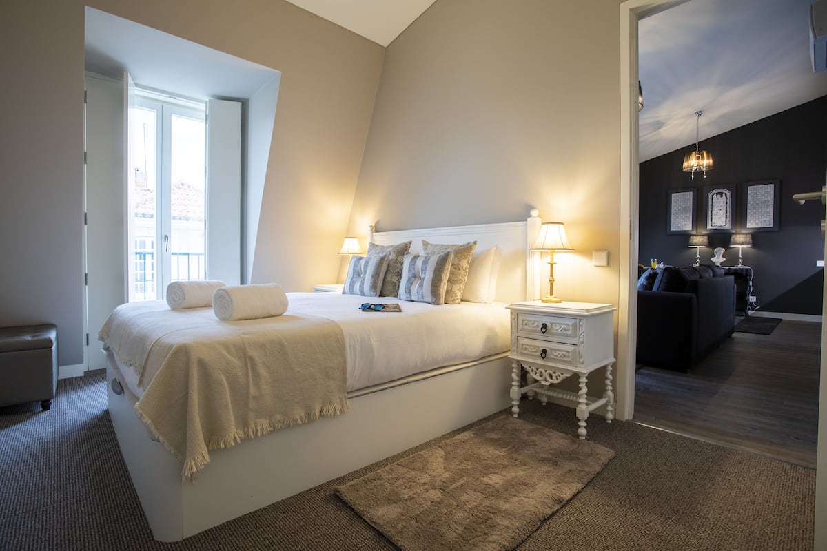 Deluxe Apartment, 1 Bedroom | Soundproofing, cribs/infant beds, free WiFi, bed sheets