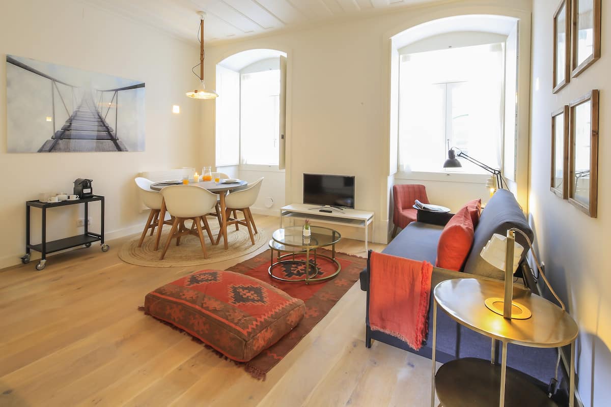 Superior Apartment, 1 Bedroom (Rua do Ferragial, 29) | Living room | Flat-screen TV
