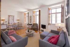 Appartement, 3 chambres (Rua de Santo António da Glória, 97) | Salle de séjour | Télévision à écran plat