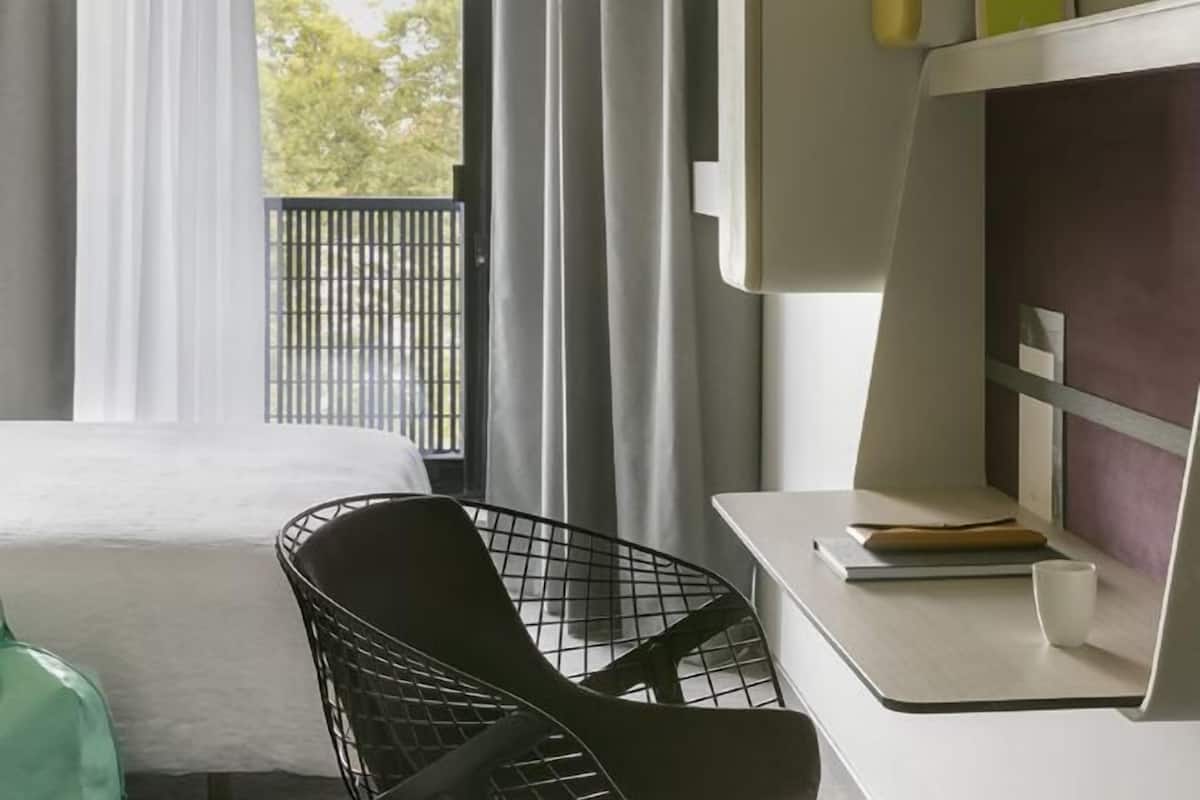 Premium bedding, down comforters, in-room safe, desk