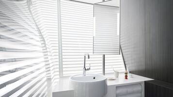 Chuveiro, produtos de toalete biodegradáveis, toalhas de banho