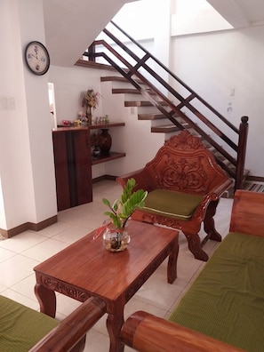 Coin salon dans le hall